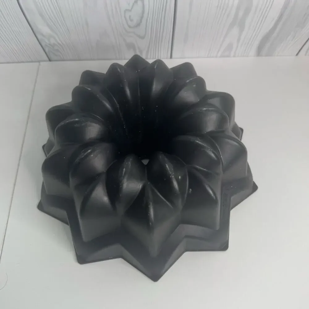 Nordic Ware STAR Bundt Cake Pan Heavy Cast Aluminum USA